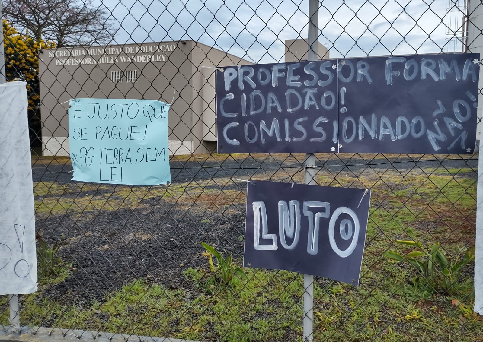 Foto da manifestação dos professores de PG