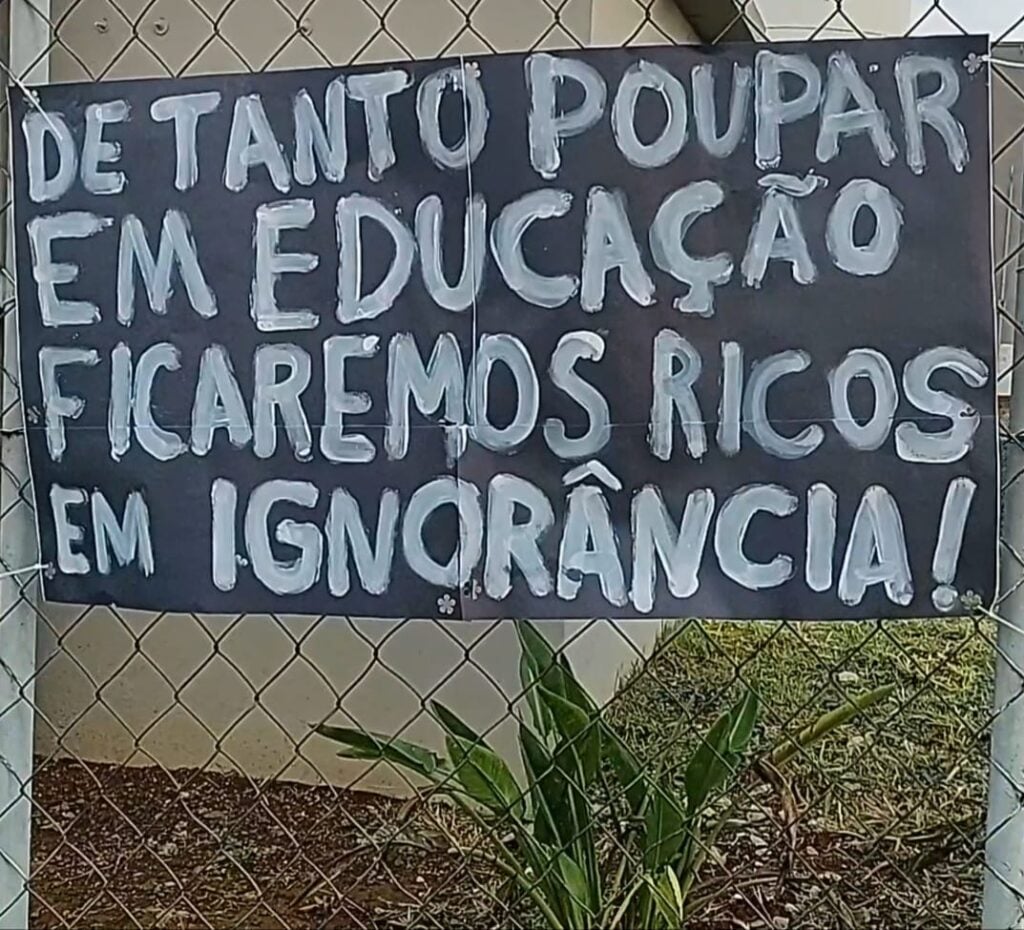 Foto da manifestação dos professores de PG