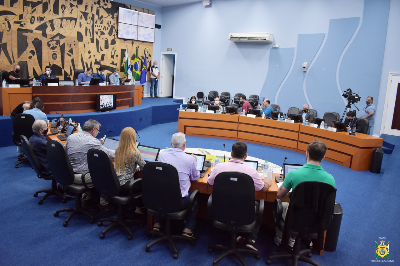 Foto de vereadores em sessão na Câmara Municipal de Ponta Grossa