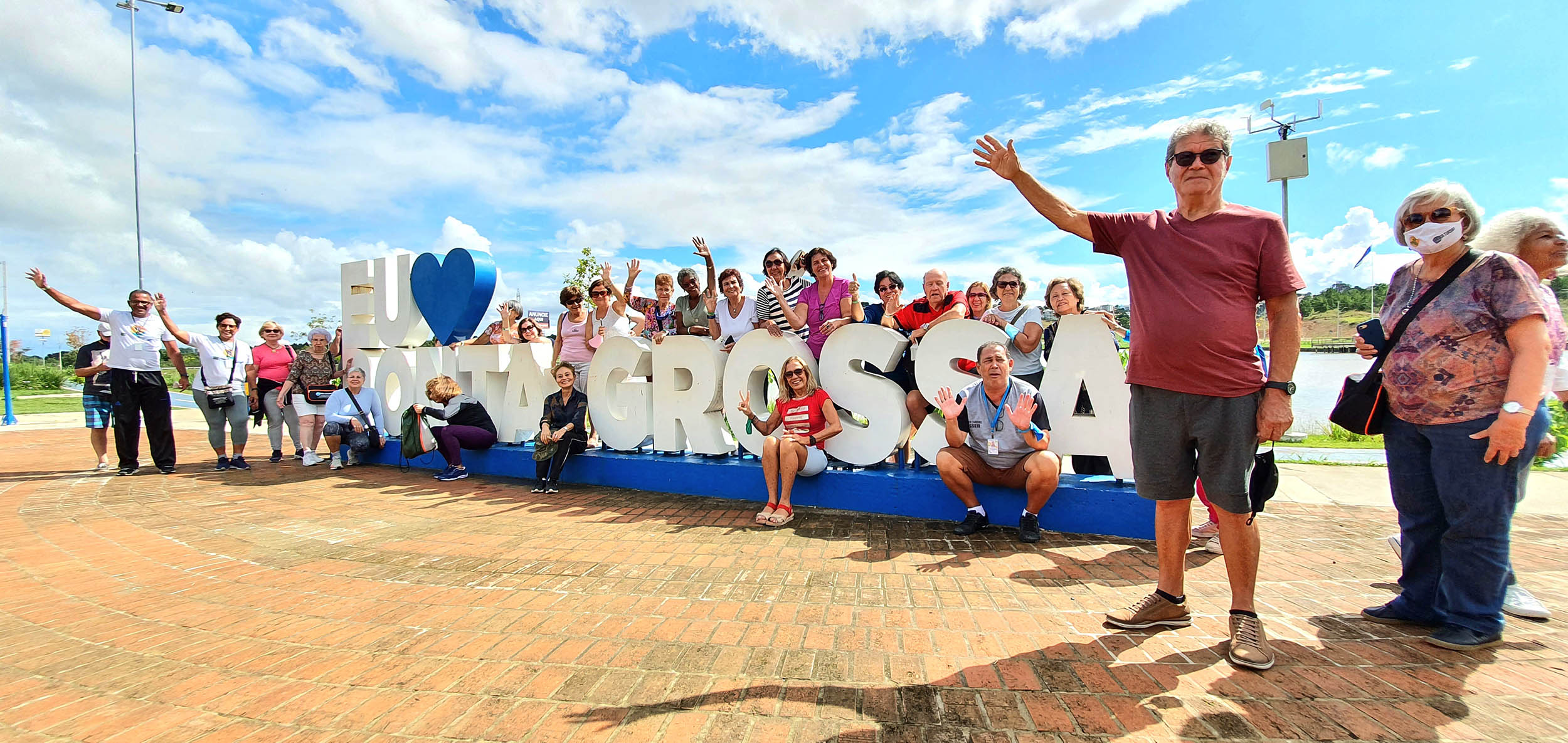 Grupo de turistas carioca durante City Tour em Ponta Grossa