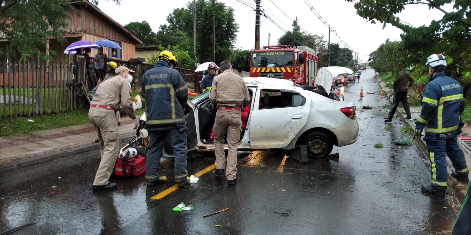 Foto de capotamento da Rua Visconde de Baraúna, em Ponta Grossa