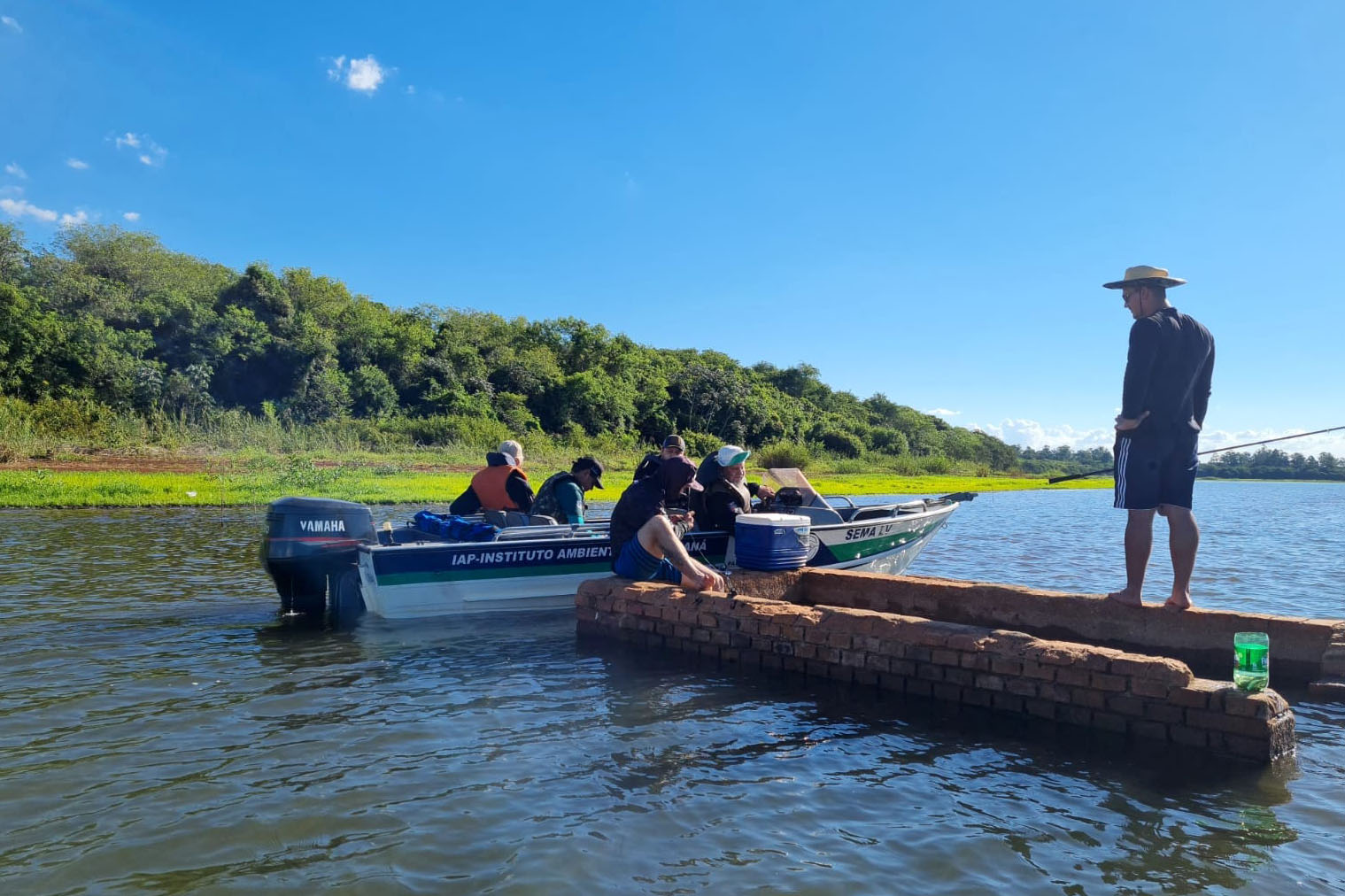 Foto de equipes do IAT fiscalizando a ação de pescadores durante período de Piracema no Paraná