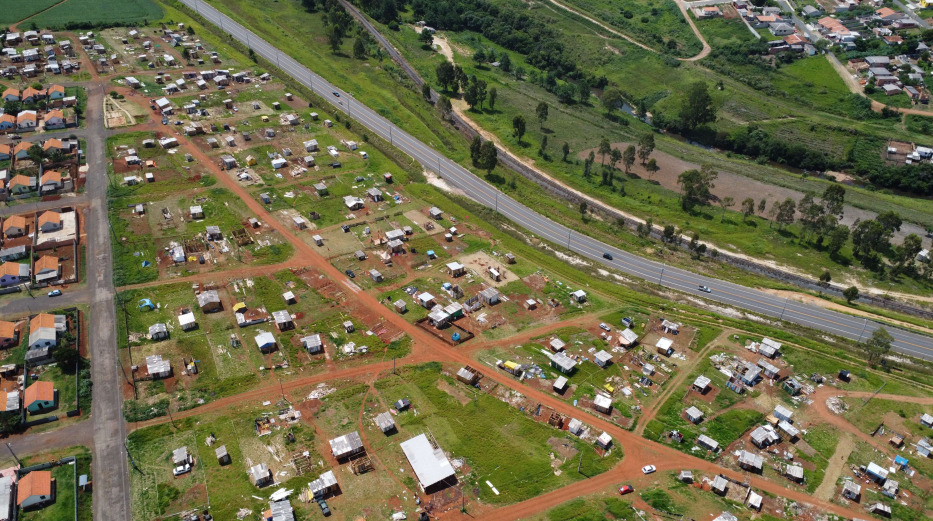 Foto aérea de ocupação no Parque das Andorinhas, em Ponta Grossa
