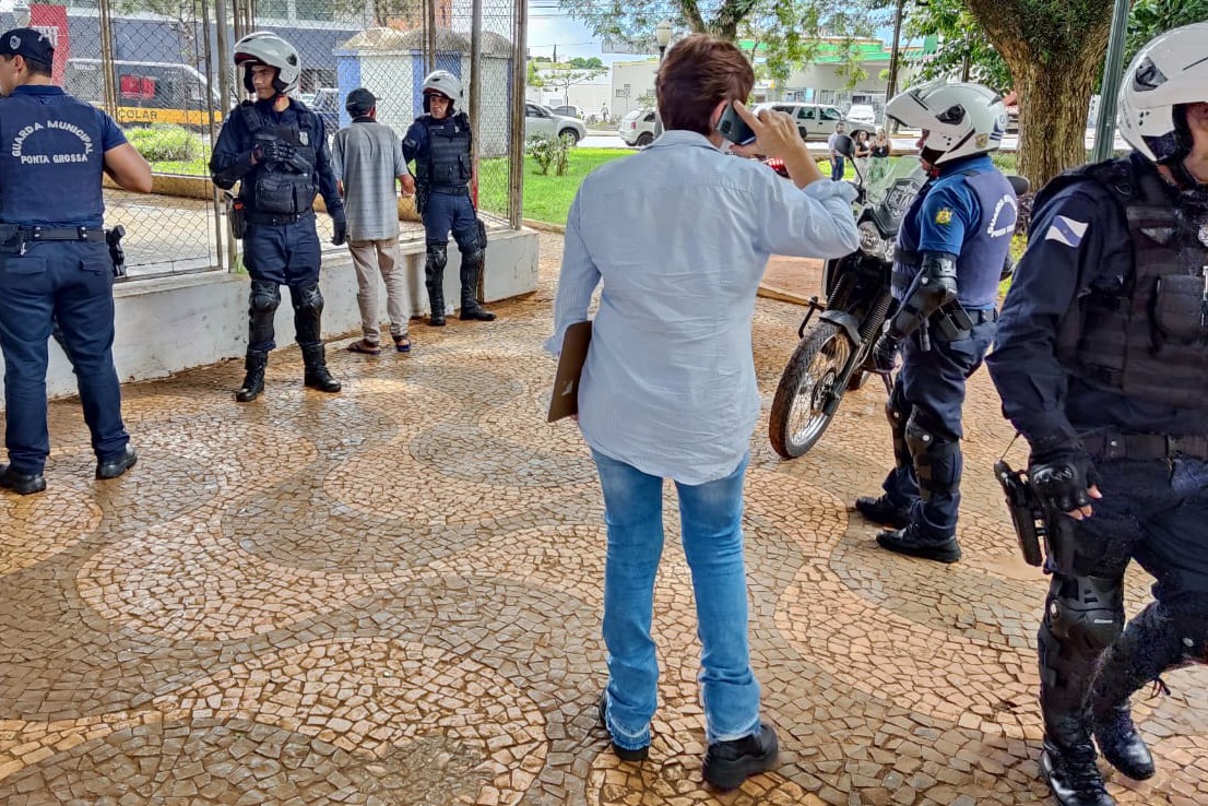 Foto de abordagem da GCM e equipes de assistência social em praça de Ponta Grossa