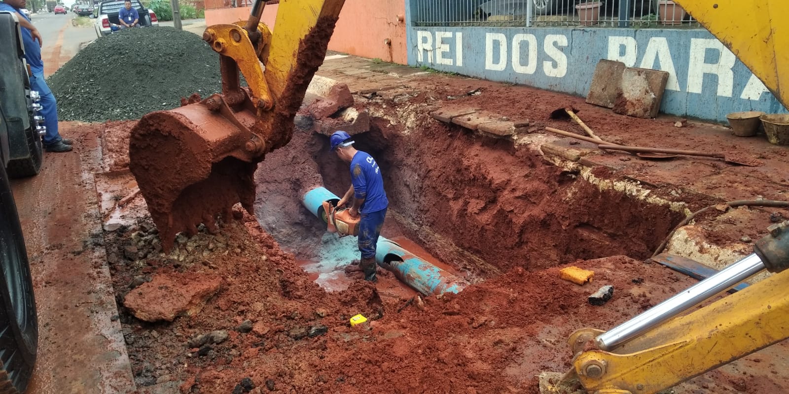 Foto de funcionário fazendo reparo em tubulação da Sanepar