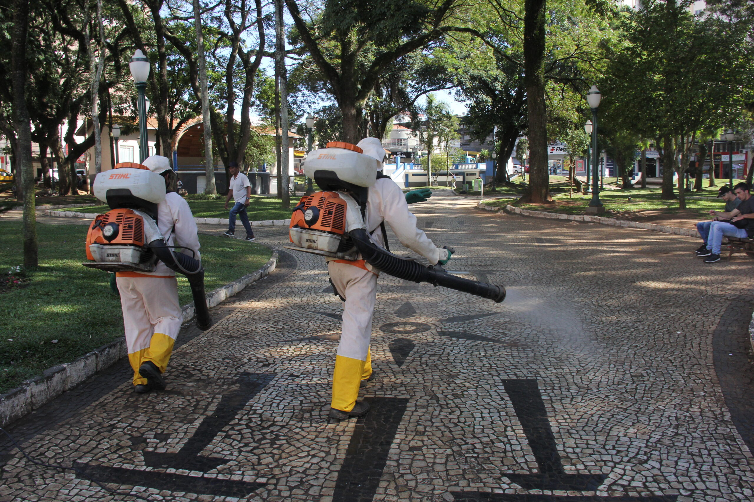 Foto de equipes fazendo a sanitização de ruas de Ponta Grossa