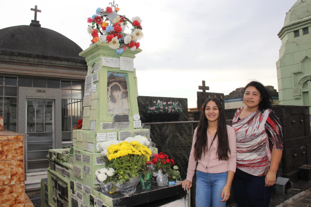 Foto de mãe e filha visitando o túmulo de Corina Portugal, em Ponta Grossa