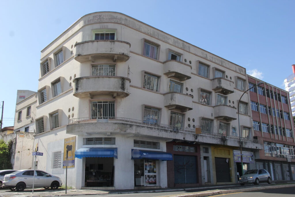 Foto da fachada do Edifício Neudes Calixto, em Ponta Grossa