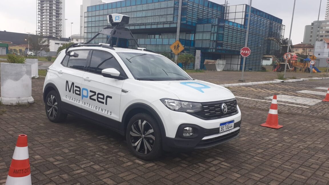 Foto de carro dotado de sistema com inteligência artificial da empresa Mapzer