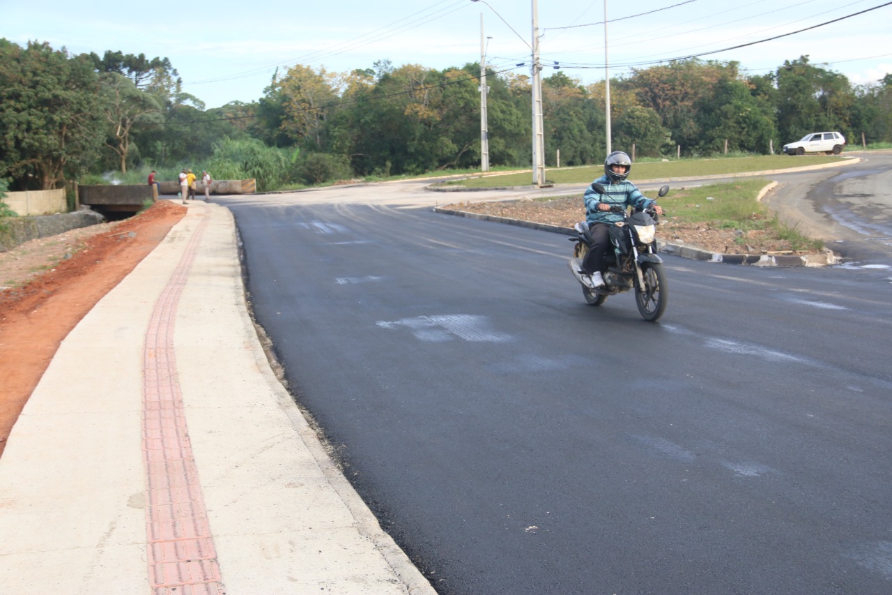 Foto de motociclista passando pelo Corredor Santana, após obra de pavimentação, em Ponta Grossa