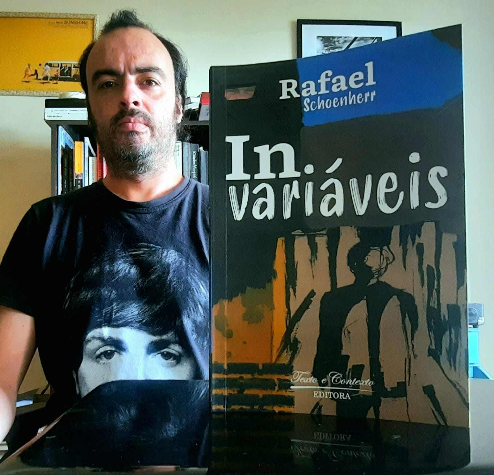 Foto de Rafael Schoenher e seu livro "Invariáveis"