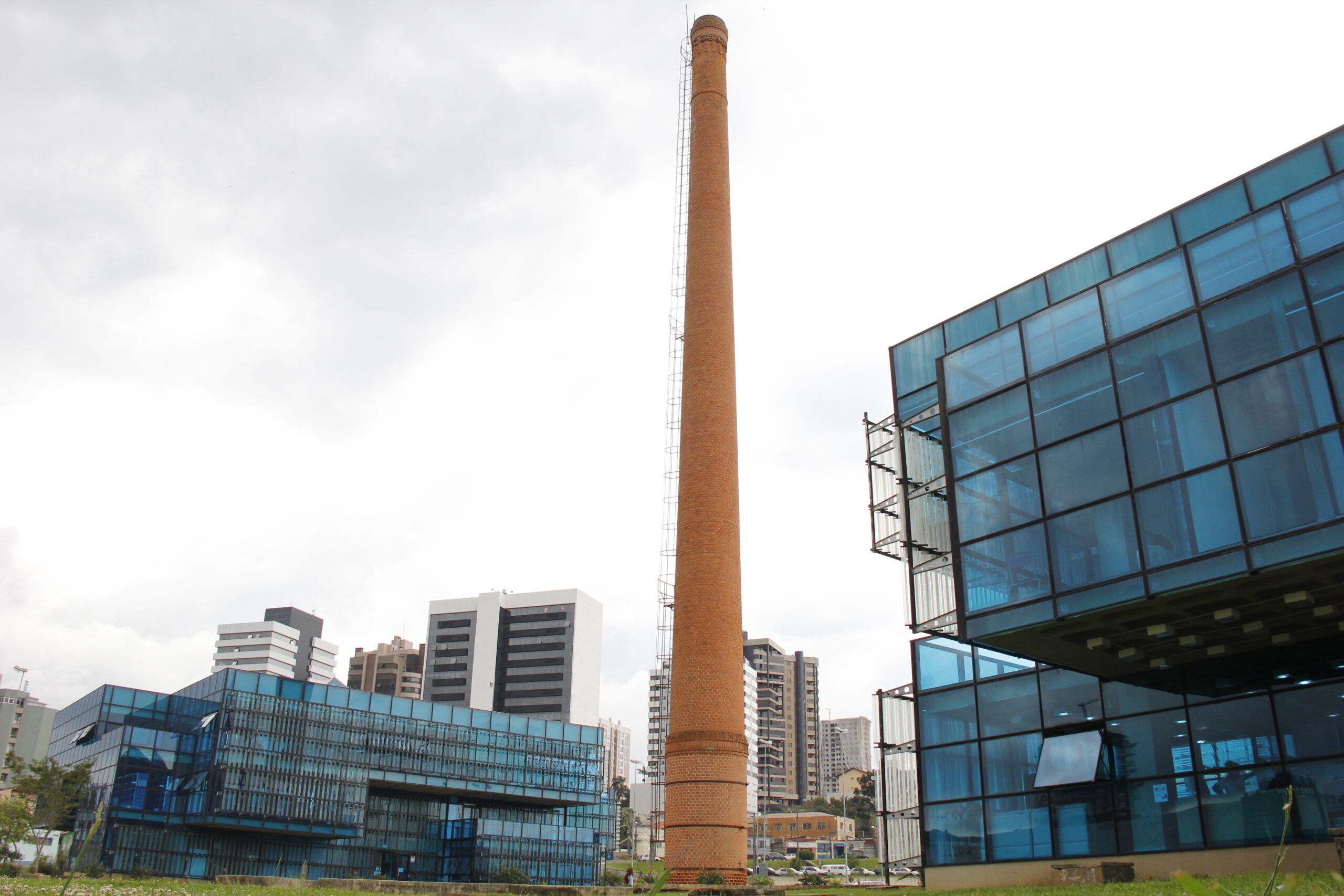 Foto da Chaminé das Indústrias Wagner, no Complexo Cultura Jovanni Pedro Masini, em Ponta Grossa