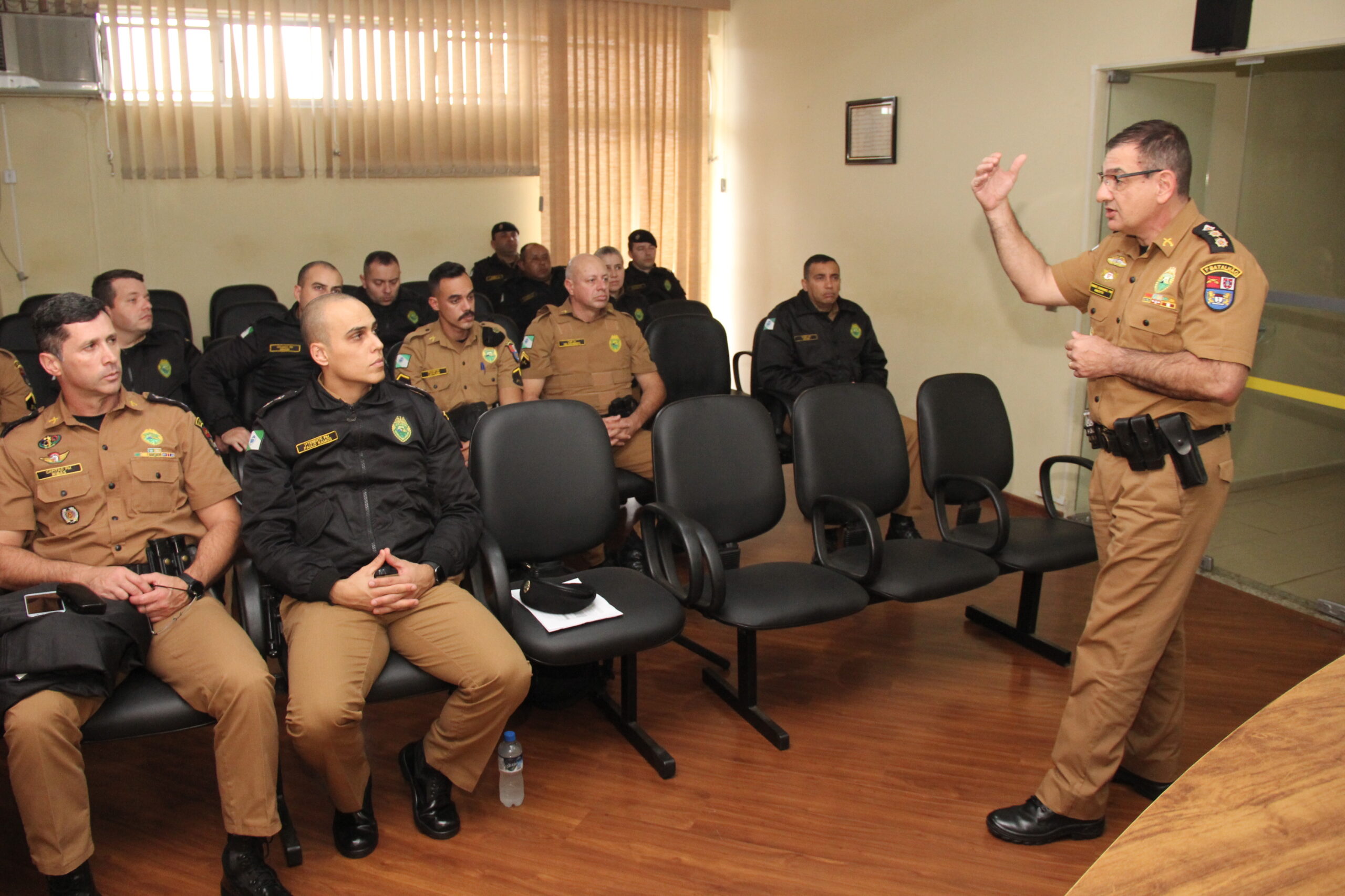 Comandante do 1ºBPM< Marco Ginotti Pires, em conferência com policiais de Ponta Grossa