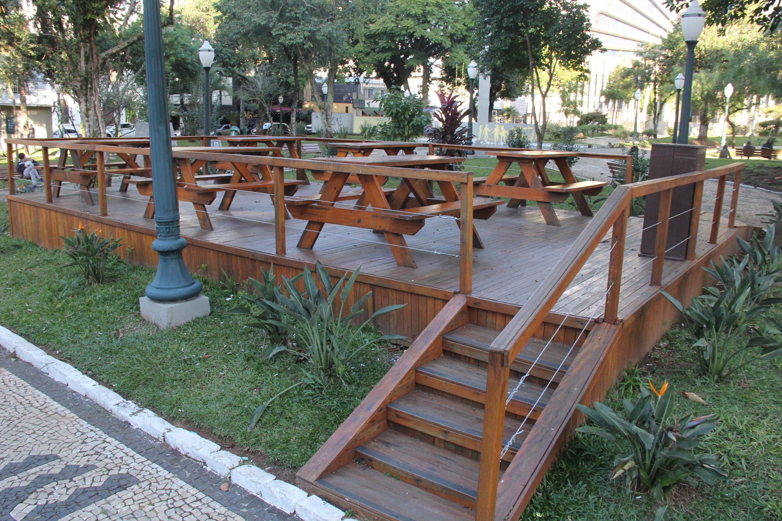 Foto de deck de madeira instalado na Praça Marechal Floriano Peixoto, a Prçaa da Catedral de Ponta Grossa