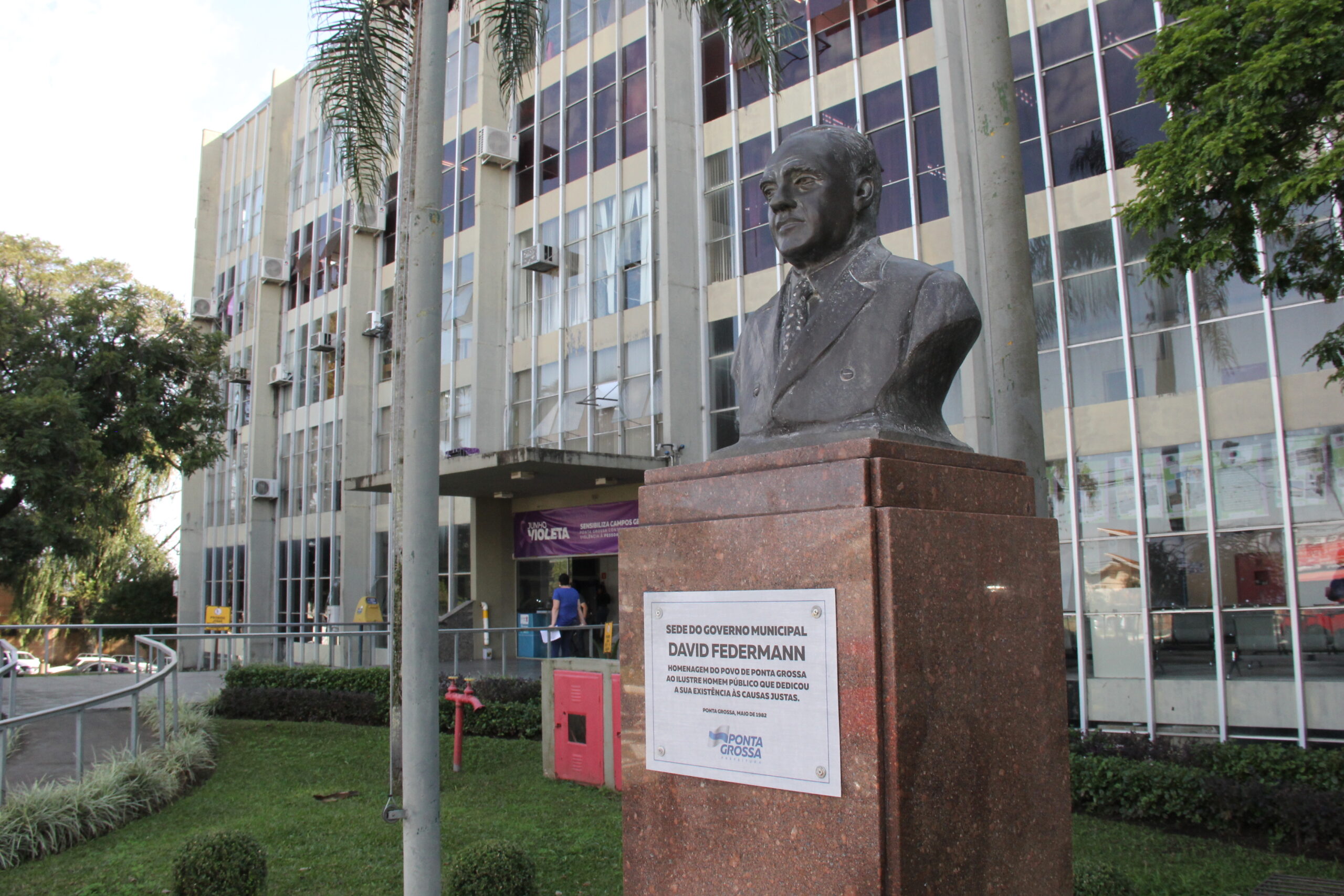 Foto de monumento homenagem a David Federmann, diante da Prefeitura de Ponta Grossa