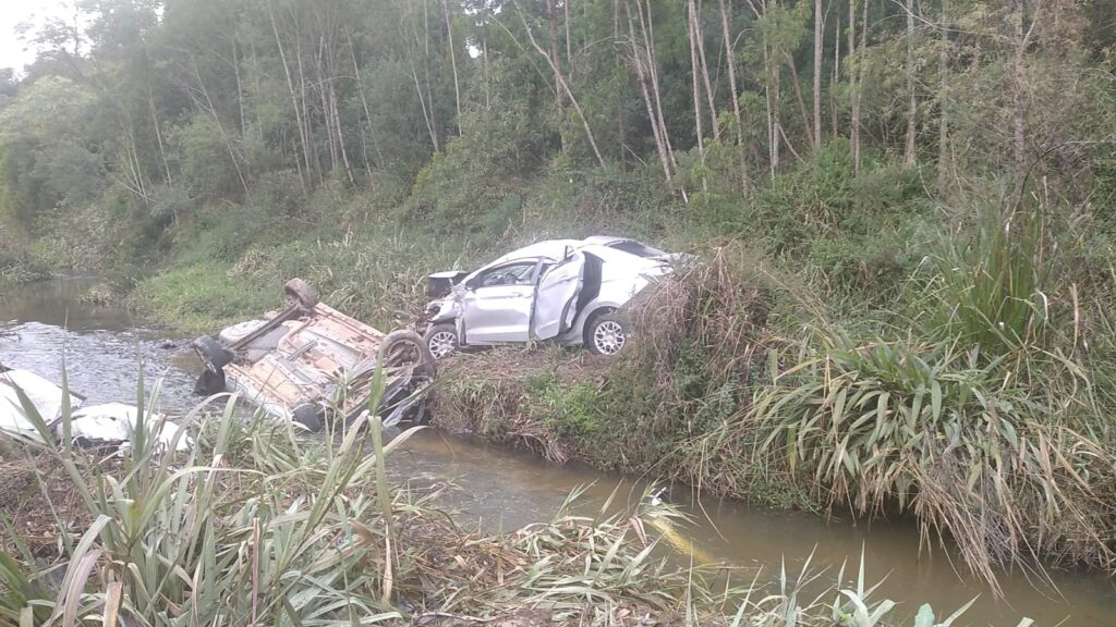 Capotamento dois veículos no rio