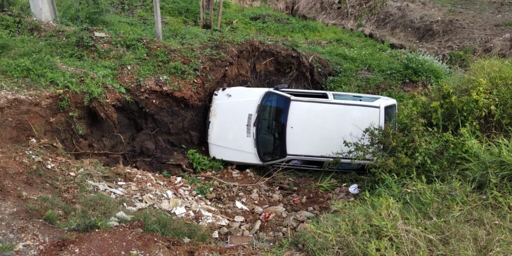 Carro cai em buraco