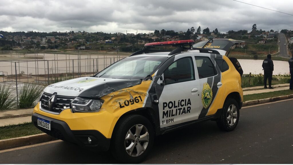 Carro capota após bater em viatura 1