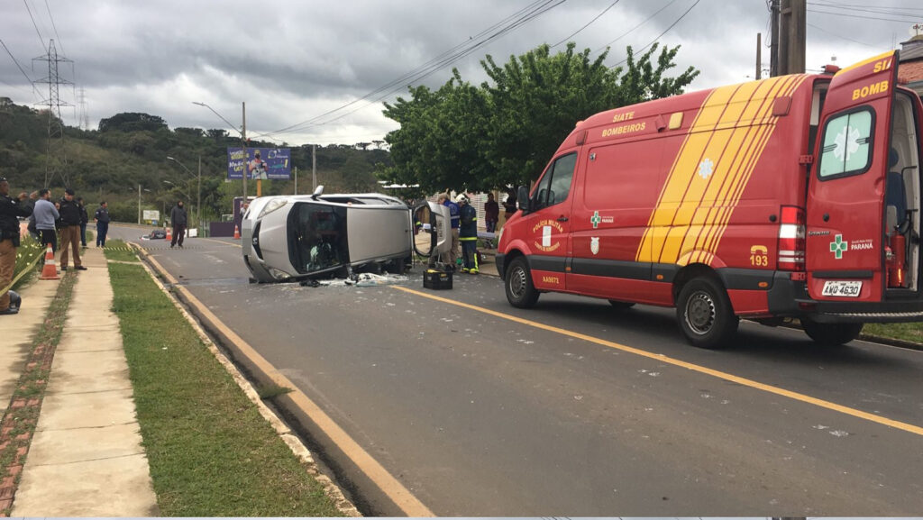 Carro capota após bater em viatura 2