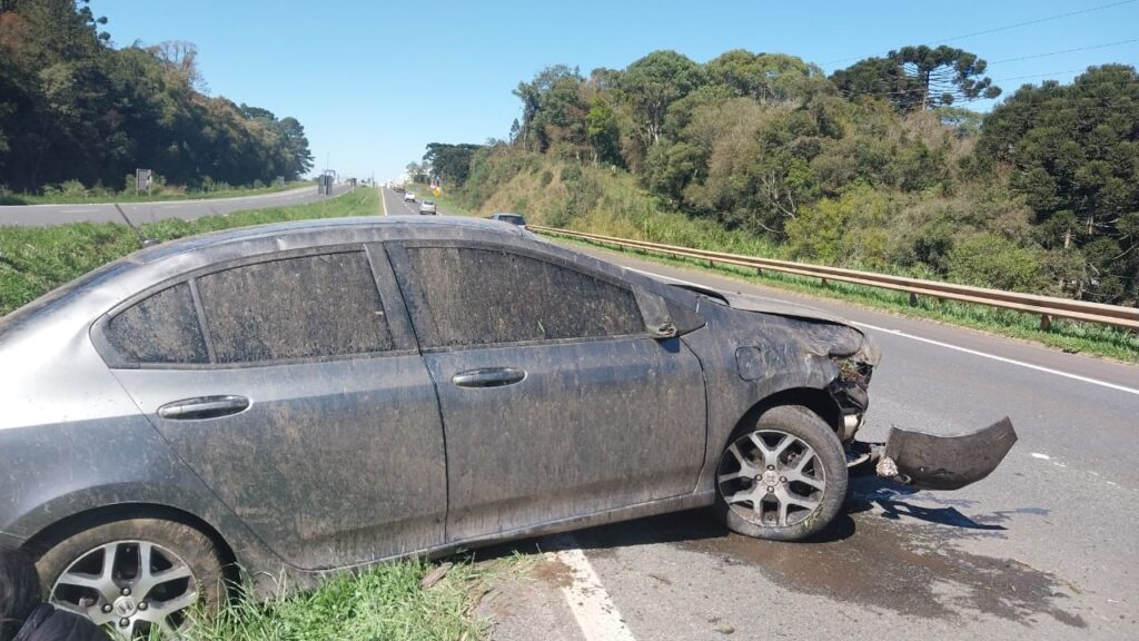 Foto do carro de Faynara Merege, após acidente na PR-151