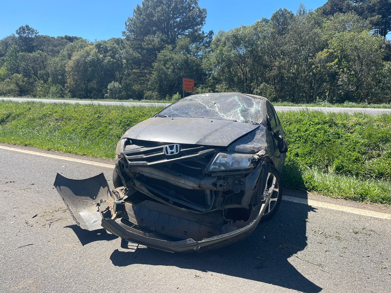 foto do carro de Faynara Merege após acidente na PR-151