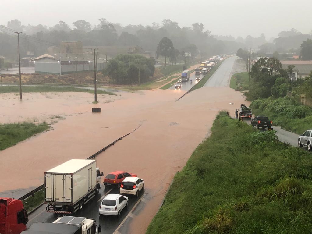 Alagamento na BR-376, em temporal no dia 9 de março de 2023