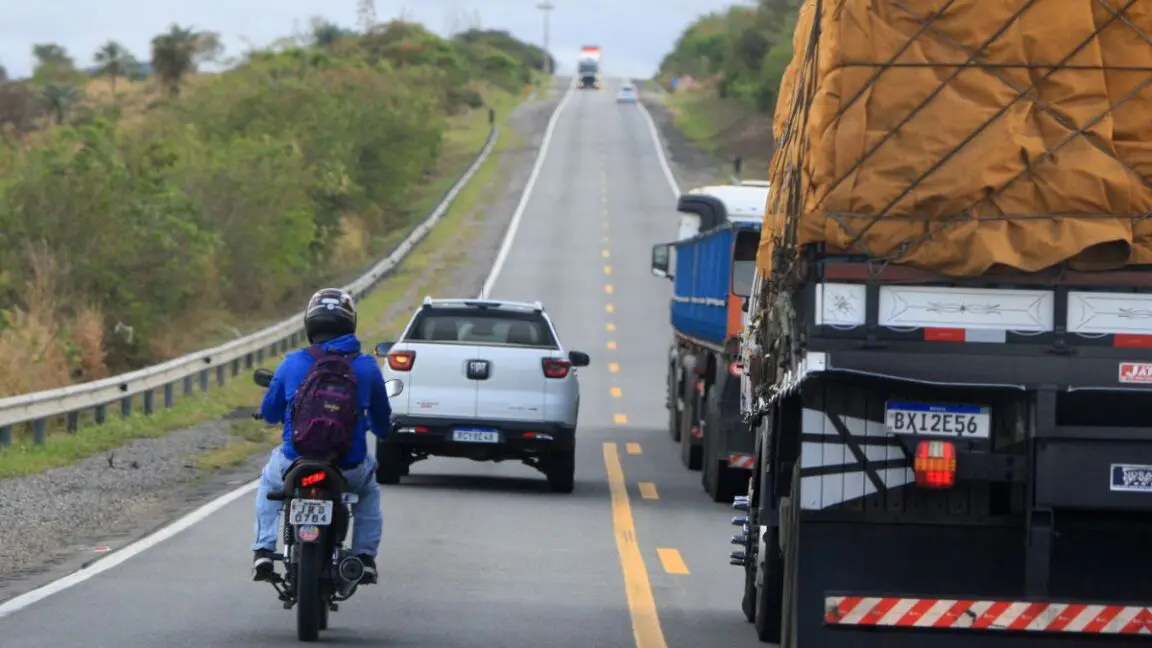 Veículos oficiais bloqueiam BR-277, entre Curitiba e Ponta Grossa - dcmais