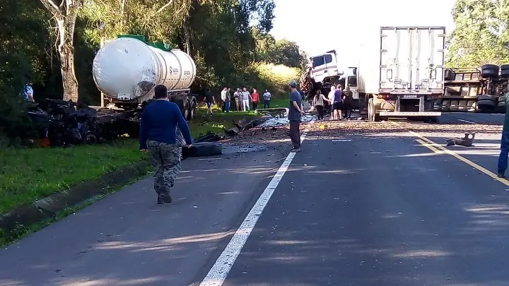 Caminhão quebra e trava perímetro urbano da BR 277 em Cascavel