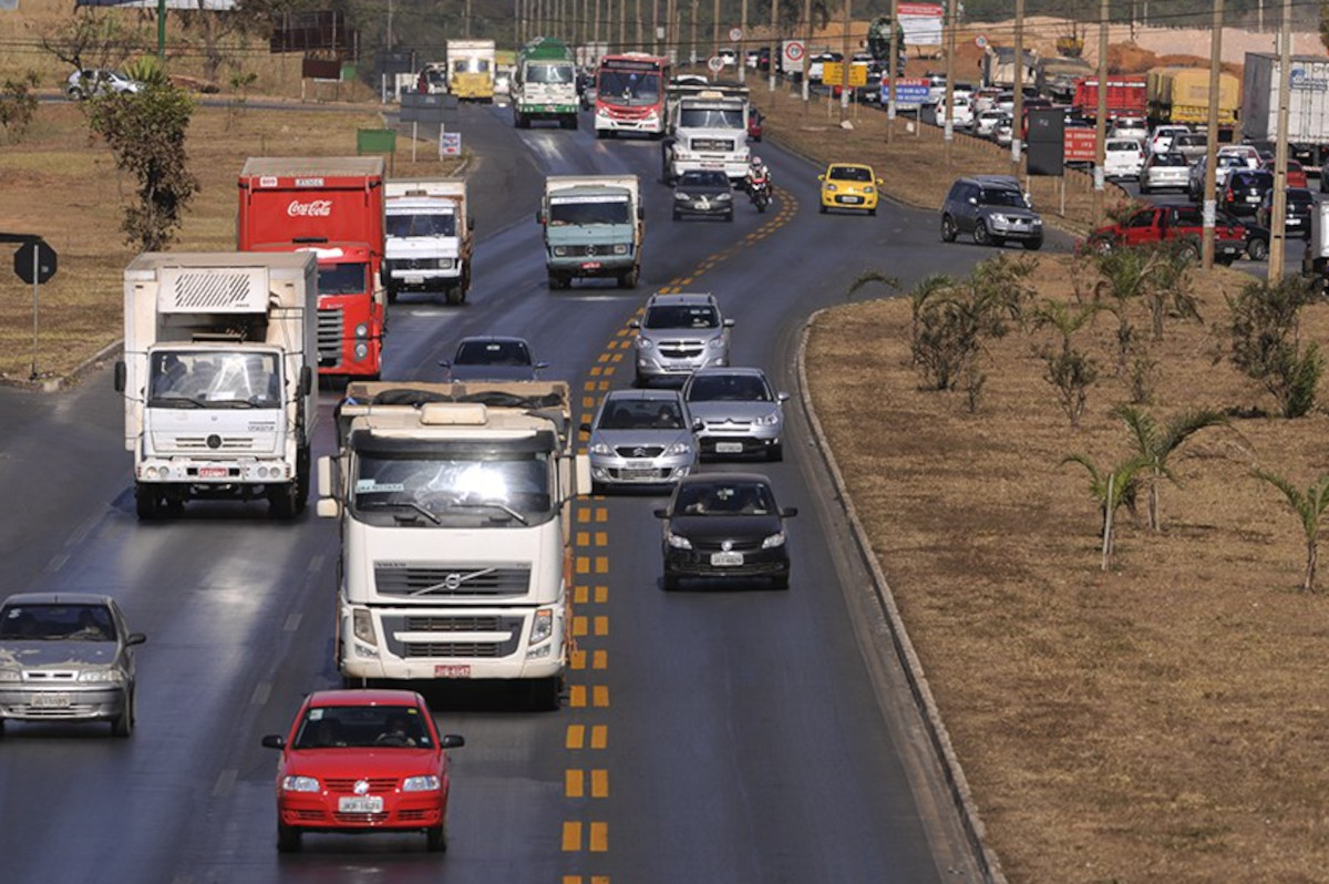 Veículos oficiais bloqueiam BR-277, entre Curitiba e Ponta Grossa - dcmais