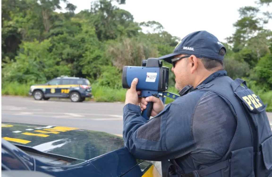 Veículos oficiais bloqueiam BR-277, entre Curitiba e Ponta Grossa - dcmais