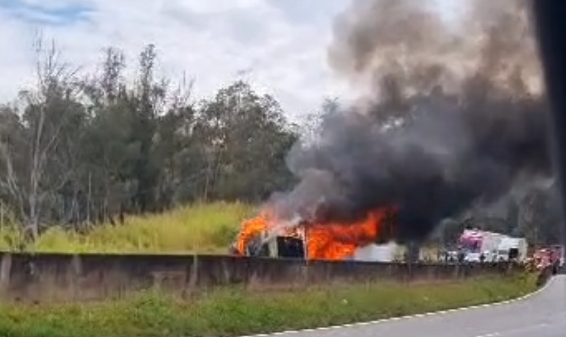 Veículos oficiais bloqueiam BR-277, entre Curitiba e Ponta Grossa - dcmais