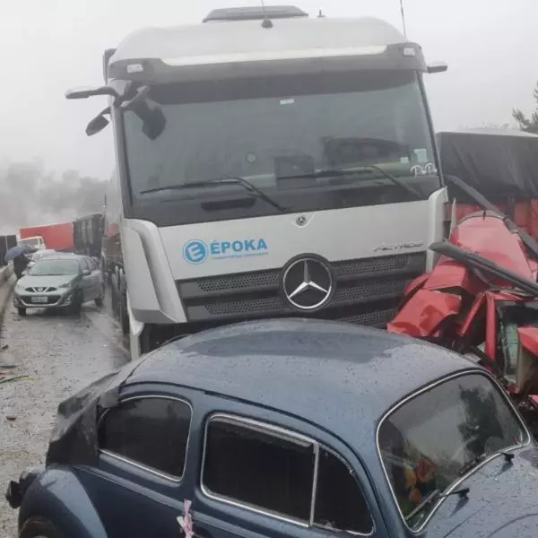 Veículos oficiais bloqueiam BR-277, entre Curitiba e Ponta Grossa - dcmais