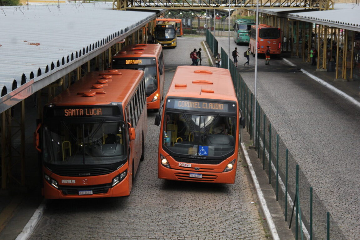 Encontro reúne fãs de ônibus no Centro-Oeste de Minas