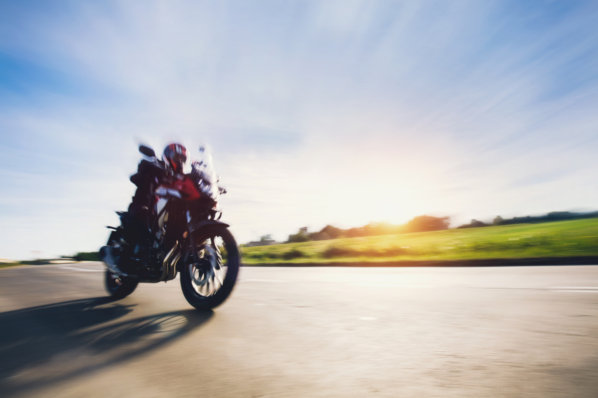 Até que idade a legislação brasileira permite pilotar motos?