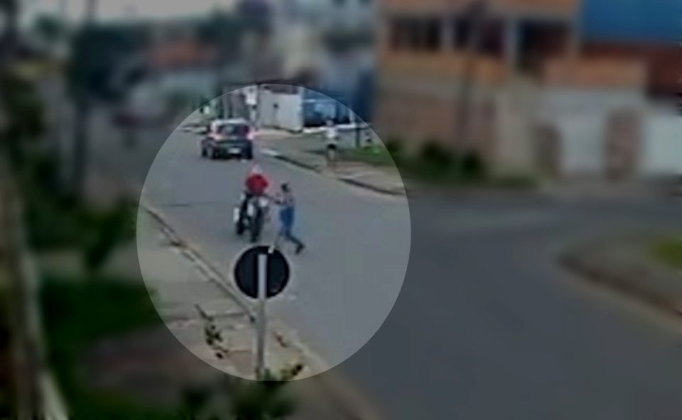 Câmera flagrou momento que idoso é arremessado por motociclista sem habilitação em Colombo; veja vídeo