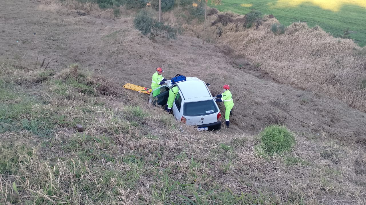 Motorista fica ferido após carro cair de ribanceira na PR-151