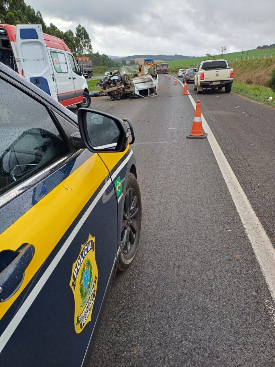 Colisão frontal mata duas pessoas na BR-376