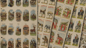 Antigas cartelas de jogo do bicho colocadas umas sobre as outras