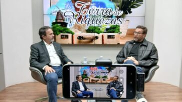 Marcio Pauliki, em entrevista ao professor Nelson Canabarro, no estúdio do Diário dos Campos, podcast Terra de Riquezas