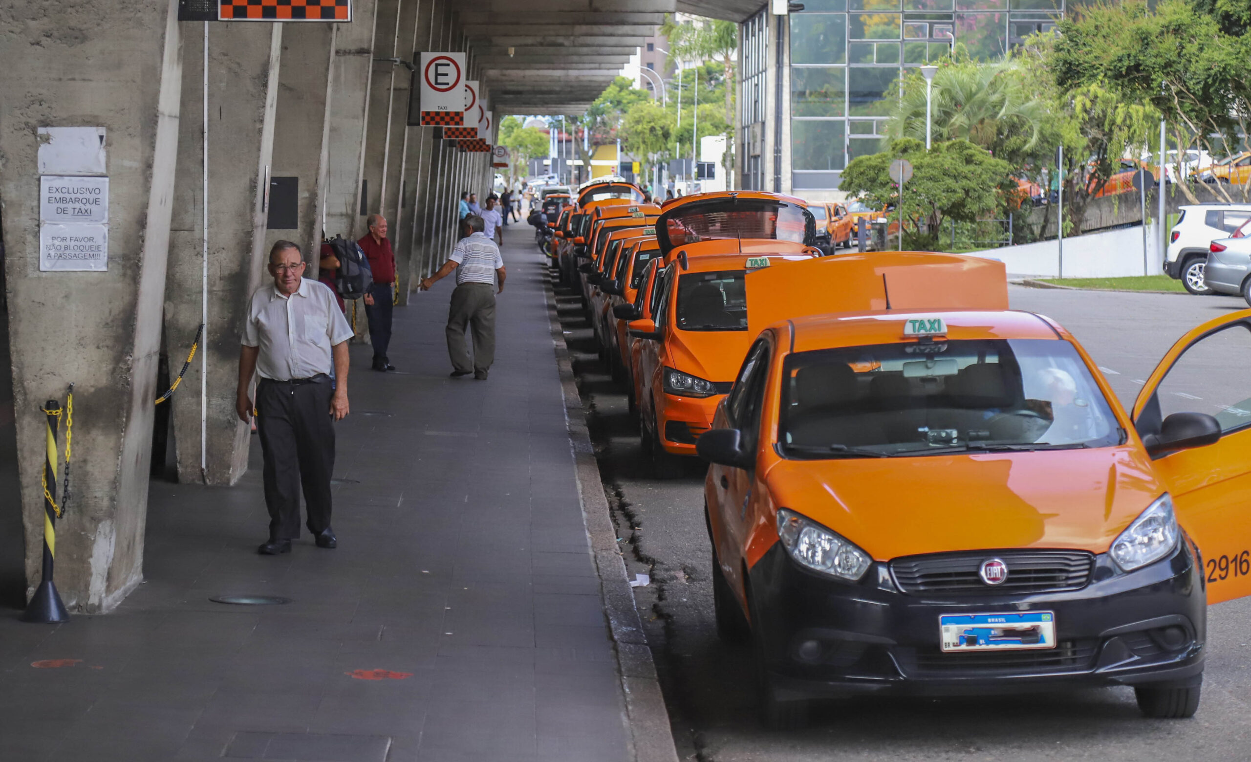 Taxistas parados em uma todoviária