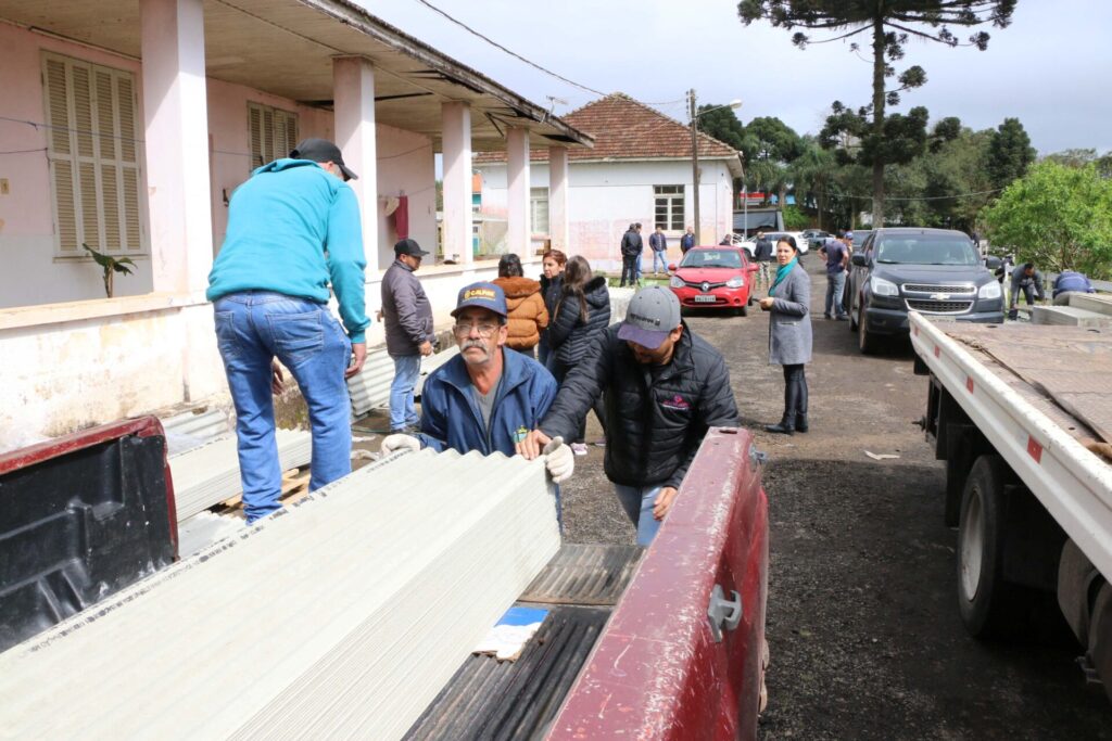 Ajuda comunitária após tempestade de granizo em Cstro