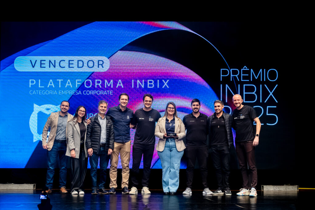 Registro do evento de entrega do Prêmio Inbix 2025, com apresentação de Daiane Fardin e palestra de Clóvis de Barros Filho