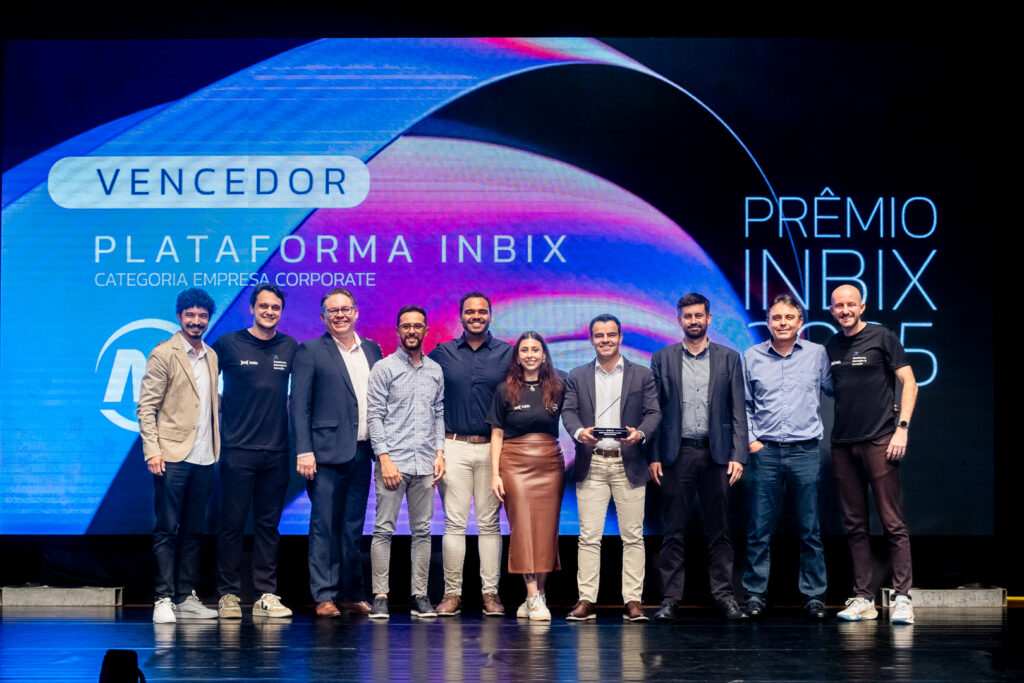 Registro do evento de entrega do Prêmio Inbix 2025, com apresentação de Daiane Fardin e palestra de Clóvis de Barros Filho