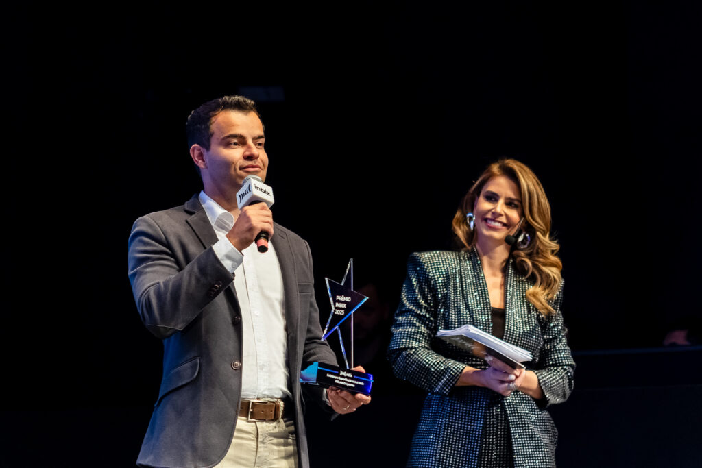 Registro do evento de entrega do Prêmio Inbix 2025, com apresentação de Daiane Fardin e palestra de Clóvis de Barros Filho
