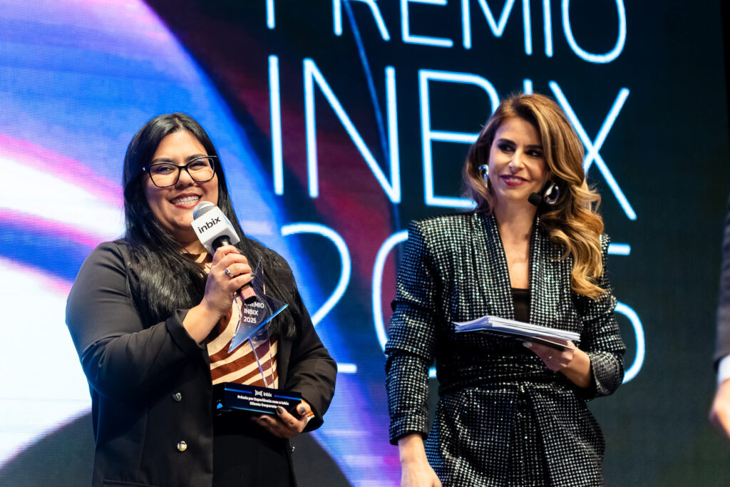Registro do evento de entrega do Prêmio Inbix 2025, com apresentação de Daiane Fardin e palestra de Clóvis de Barros Filho