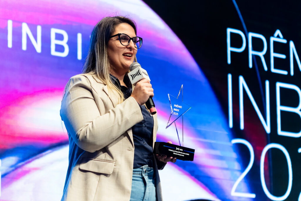 Registro do evento de entrega do Prêmio Inbix 2025, com apresentação de Daiane Fardin e palestra de Clóvis de Barros Filho