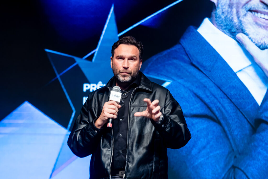 Registro do evento de entrega do Prêmio Inbix 2025, com apresentação de Daiane Fardin e palestra de Clóvis de Barros Filho