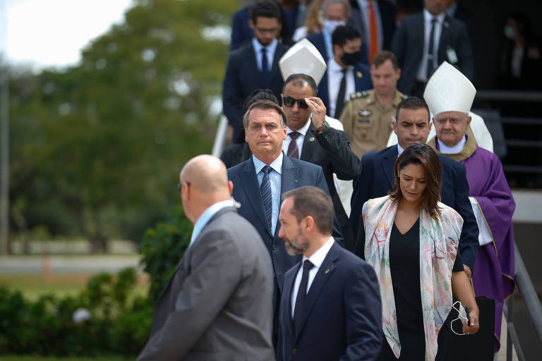 Bolsonaro recebe mensagem do papa Francisco em missa de sétimo dia de sua  mãe - 27/01/2022 - Poder - Folha