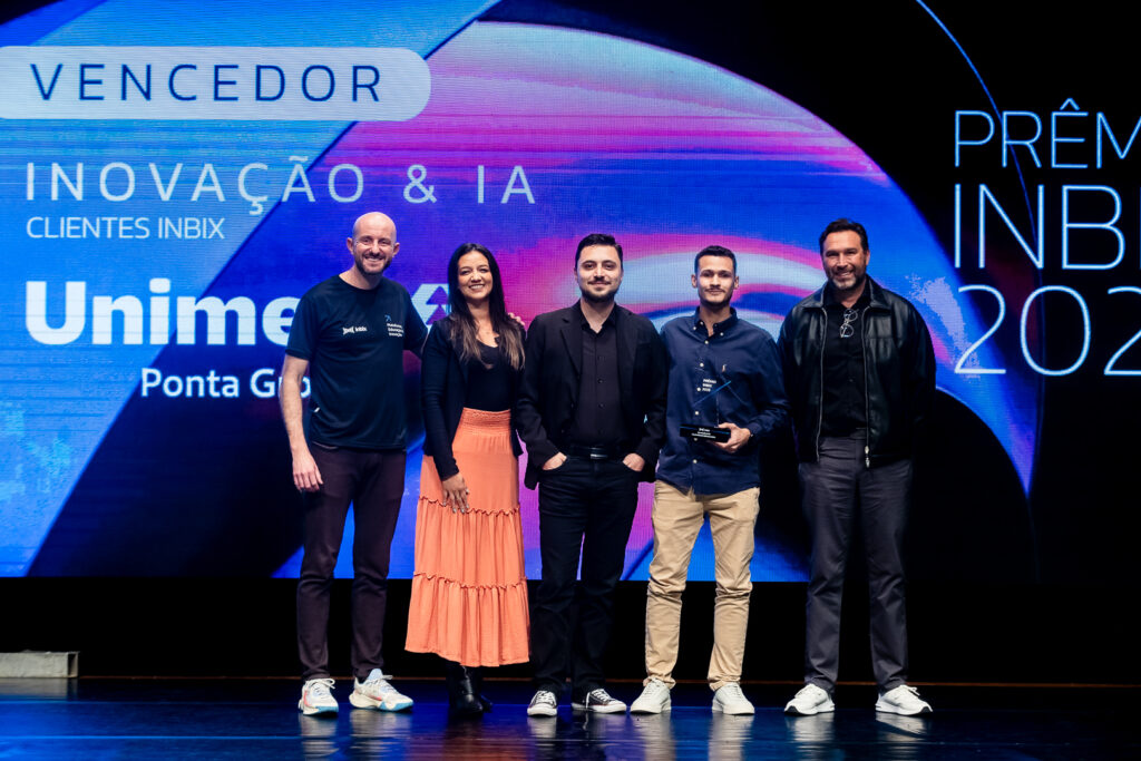 Registro do evento de entrega do Prêmio Inbix 2025, com apresentação de Daiane Fardin e palestra de Clóvis de Barros Filho