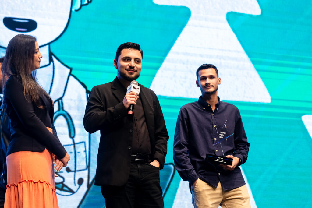 Registro do evento de entrega do Prêmio Inbix 2025, com apresentação de Daiane Fardin e palestra de Clóvis de Barros Filho